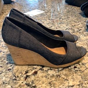 Tom’s black wedges